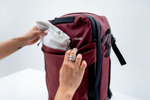 Matador GlobeRider35 Travel Backpack (garnet) - Handgepäckkonformer Rucksack für Weltreisen (35 liter) von Matador