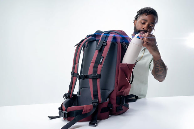 Matador GlobeRider35 Travel Backpack (garnet) - Handgepäckkonformer Rucksack für Weltreisen (35 liter) von Matador