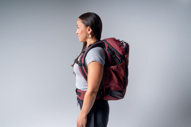 Matador GlobeRider35 Travel Backpack (garnet) - Handgepäckkonformer Rucksack für Weltreisen (35 liter) von Matador