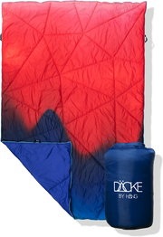 rote Decke mit blauem Verlauf und blauem Stuffsack DÄCKE auf weißem Hintergrund