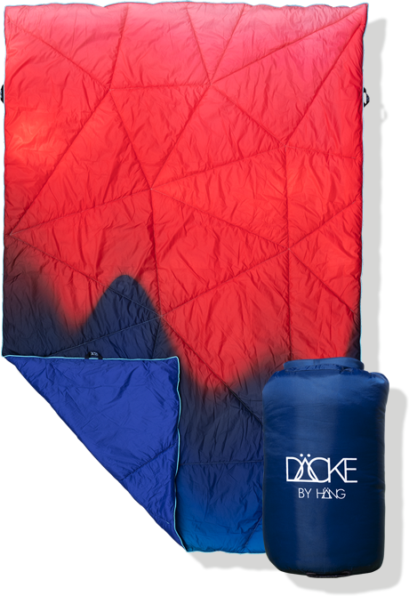 rote Decke mit blauem Verlauf und blauem Stuffsack DÄCKE auf weißem Hintergrund
